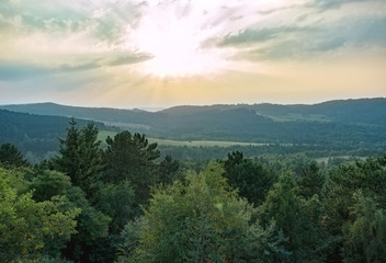 Fototapeta na wymiar Sonnenstrahlen über einem Mittelgebirge