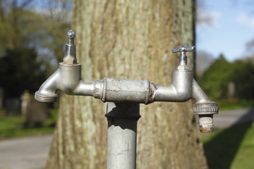 Wasserhan aus Metall mit Doppelanschluss