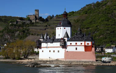 Fototapeta na wymiar Zollburg Pfalzgrafenstein und Burg Gutenfels bei Kaub am Rhein