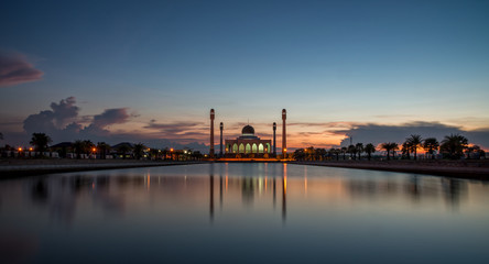 Fototapeta na wymiar Beautiful landscape of Songkhla central mosque in the sunset mood.