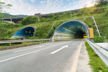 snelweg ingang van de tunnel