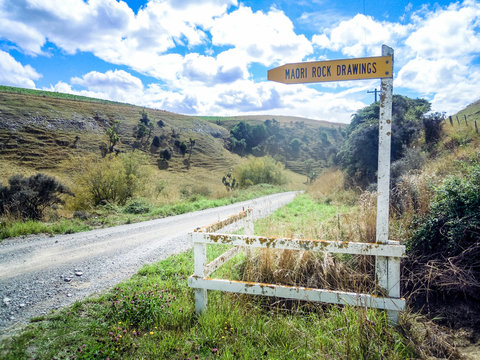 Road sign "Maori Rock Drawing", Timaru, New Zealand