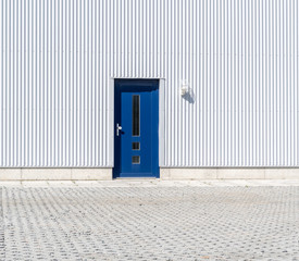 Blaue Metalltür einer Lagerhalle