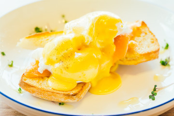 Eggs benedict with salmon