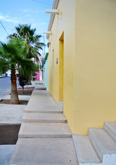 Obraz premium white staircase on the wall of yellow background