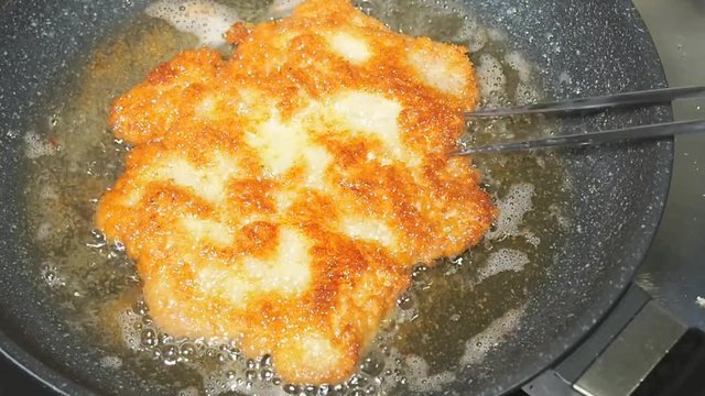 Wiener Schnitzel in der Pfanne
