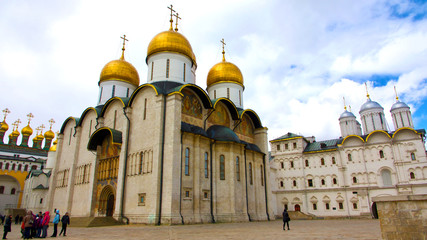 Fototapeta na wymiar Sunlight on the domes of the buildings in the Kremlin.