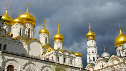 Fototapeta na wymiar Sunlight on the domes of the buildings in the Kremlin.
