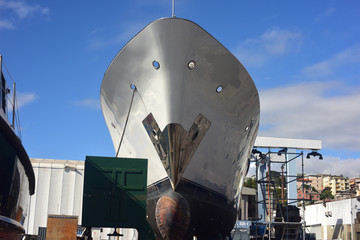 Yacht in riparazione