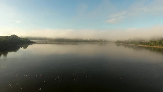 Amanece ene l lago con niebla