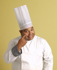 Gracioso cocinero latino expresando picardia.