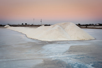 Monta&ntilde;a de sal en las Salinas de Sanl&uacute;car de Barrameda 