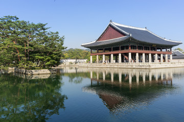 Fototapeta na wymiar gyeonghoeru pavilion reflection. taken in gyeongbokgung palace in seoul, south korea