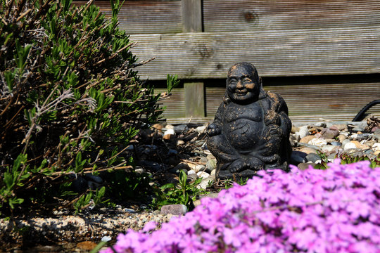 Ein Buddha in einem Garten