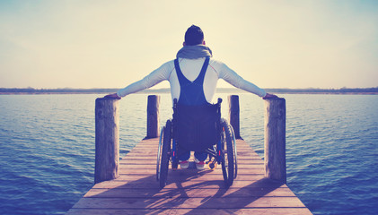 Handicap - junger Mann im Rollstuhl 