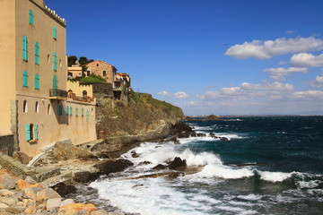 Village du Sud / Village de Collioure dans le Sud de la France au bord de la mer avec vagues et beau ciel bleu