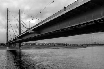 Fototapeta na wymiar Rheinkniebrücke Düsseldorf