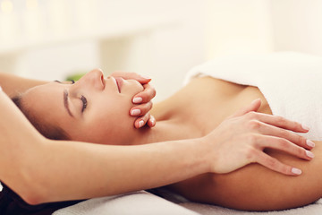 Obraz na płótnie Canvas Beautiful woman getting massage in spa
