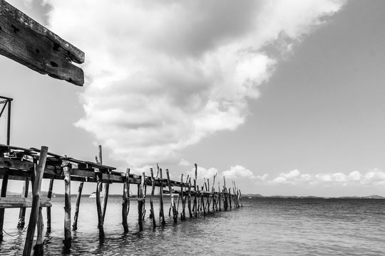 Fototapeta black and white picture of old bridge to the sea