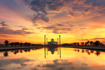 Fototapeta premium Beautiful sunset with silhouette mosque in Thailand.