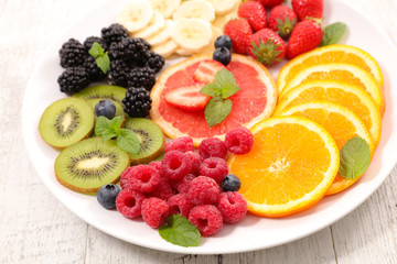 Fototapeta na wymiar fresh fruits for breakfast