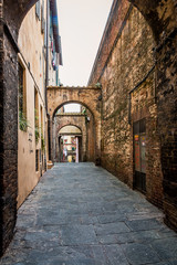 Fototapeta na wymiar Dans les rues de Sienne en Toscane