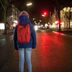 Schulkind nachts auf der Straße