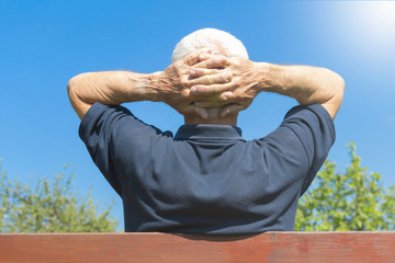 Rentner bei der Entspannung im Garten - Ansicht von hinten