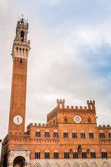 Fototapeta na wymiar La Torre del Mangia sur la Piazza del Campo à Sienne en Toscane