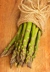 Grüner Spargel auf Holz 
