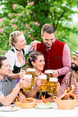 Freunde im Biergarten in Bayern trinken im Sommer