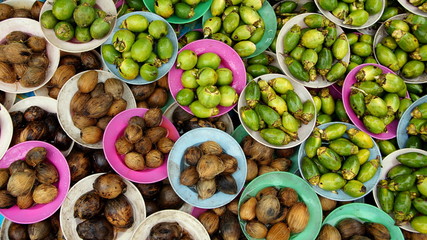 grüne und braune Betelnüsse zum Verkauf auf asiatischem Markt