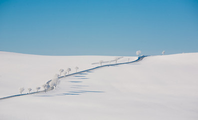 Landstra&szlig;e im Schnee