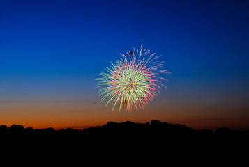 Feuerwerk vor Abendhimmel