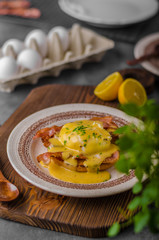 Eggs benedict with bacon