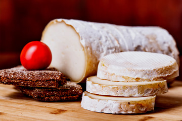 Rondin de brebis with bread and tomato