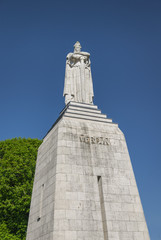 Fototapeta premium Soldat au sommet du Monument à la Victoire