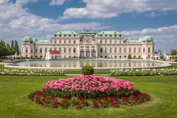 Schloss Belvedere mit Blumen und Brunnen in Wien - obrazy, fototapety, plakaty