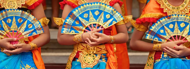 Selbstklebende Fototapete Indonesien Balinesische Tänzer mit Fans, Bali, Indonesien