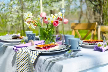 Papier Peint photo Pique-nique Réglage de la table et cage avec des fleurs dans le jardin