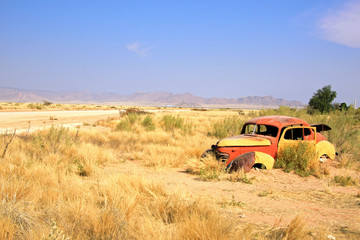 Altes Auto an sandiger Strasse in Namibia