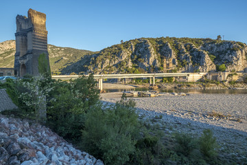 Fototapeta na wymiar Pont de Mirabeau qui traverse la Durance en Provence. france.