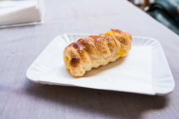 Cannoncino di pasticceria con crema