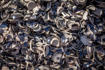 tas de morceau de poteries cassées