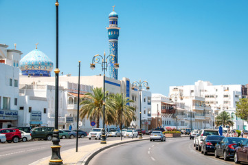 Ulica Corniche w Muscat. - obrazy, fototapety, plakaty