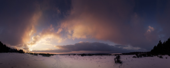 Dramatischer Sonnenuntergang auf Hochebene