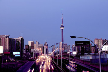 Autoroute achalandée vers le centre-ville de Toronto. Toronto, Ontario, Canada