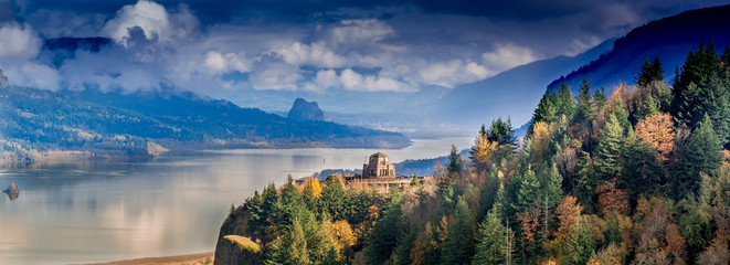 Vista House on the Oregon side of the Columbia Gorge in early fall - obrazy, fototapety, plakaty
