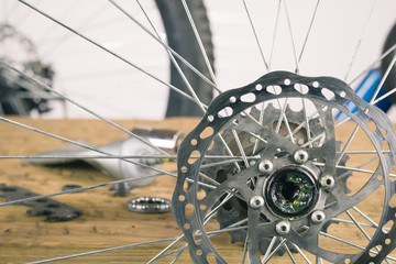 Assembly rear wheel mountain bike on the table.