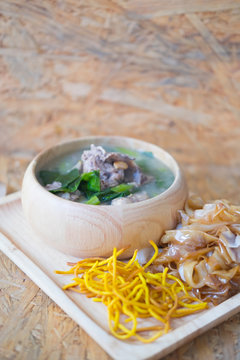 Noodle with pork and kale soaked in gravy